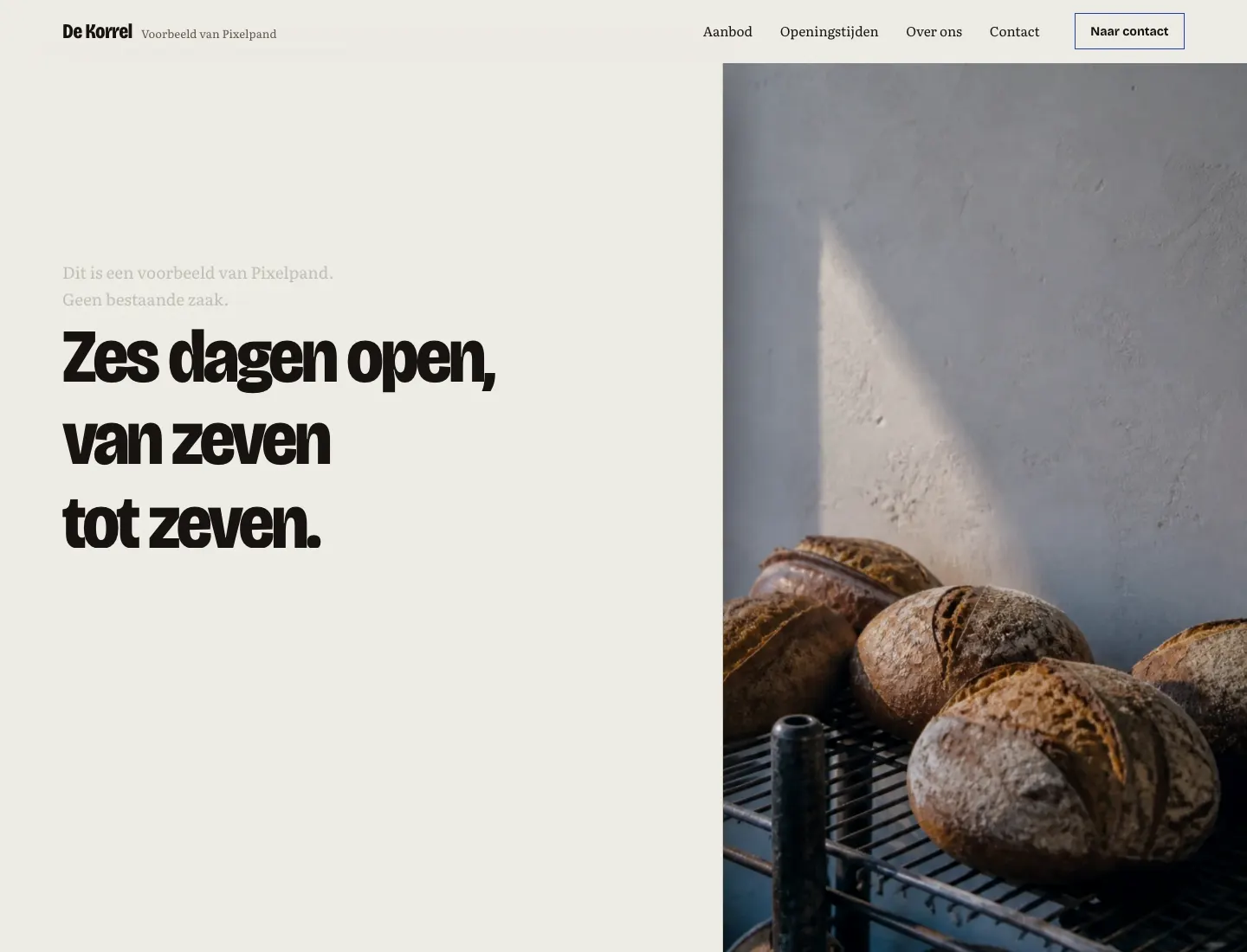 Voorbeeld van een bakkersite: links de kop zes dagen open van zeven tot zeven, rechts een foto van versgebakken broden op een rek. Klik om de werkende site te openen.
